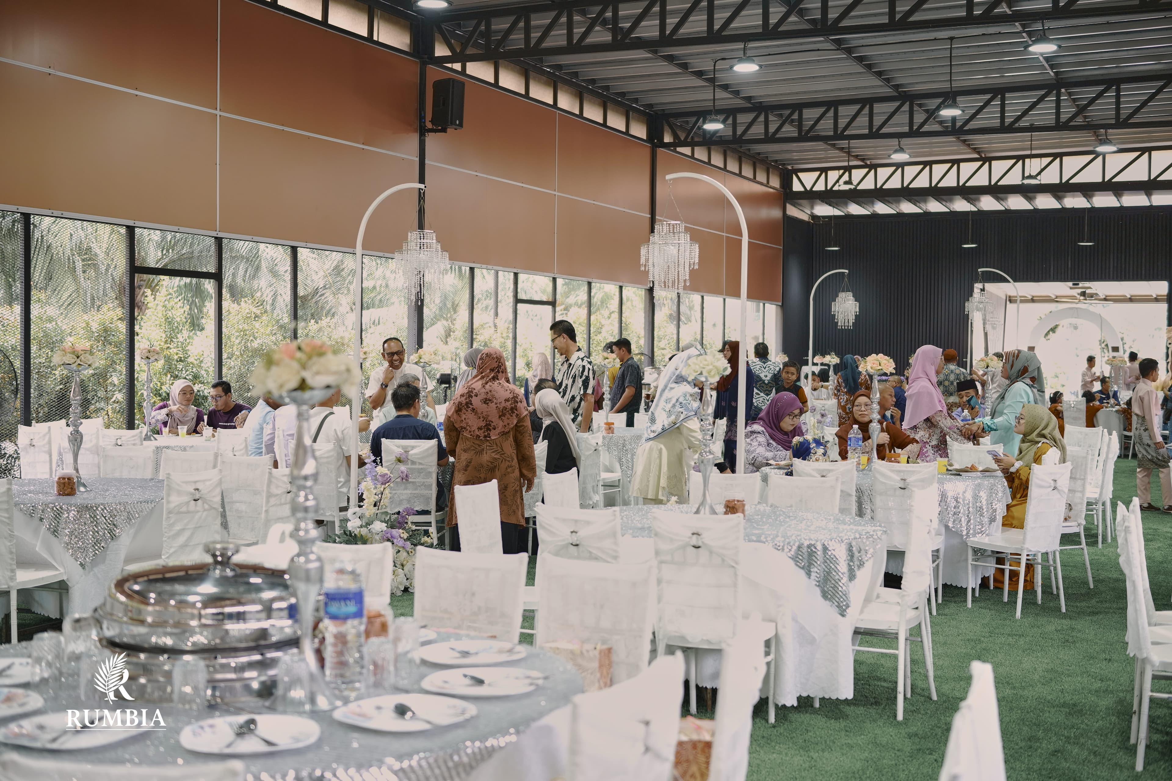 Dewan, suasana petang